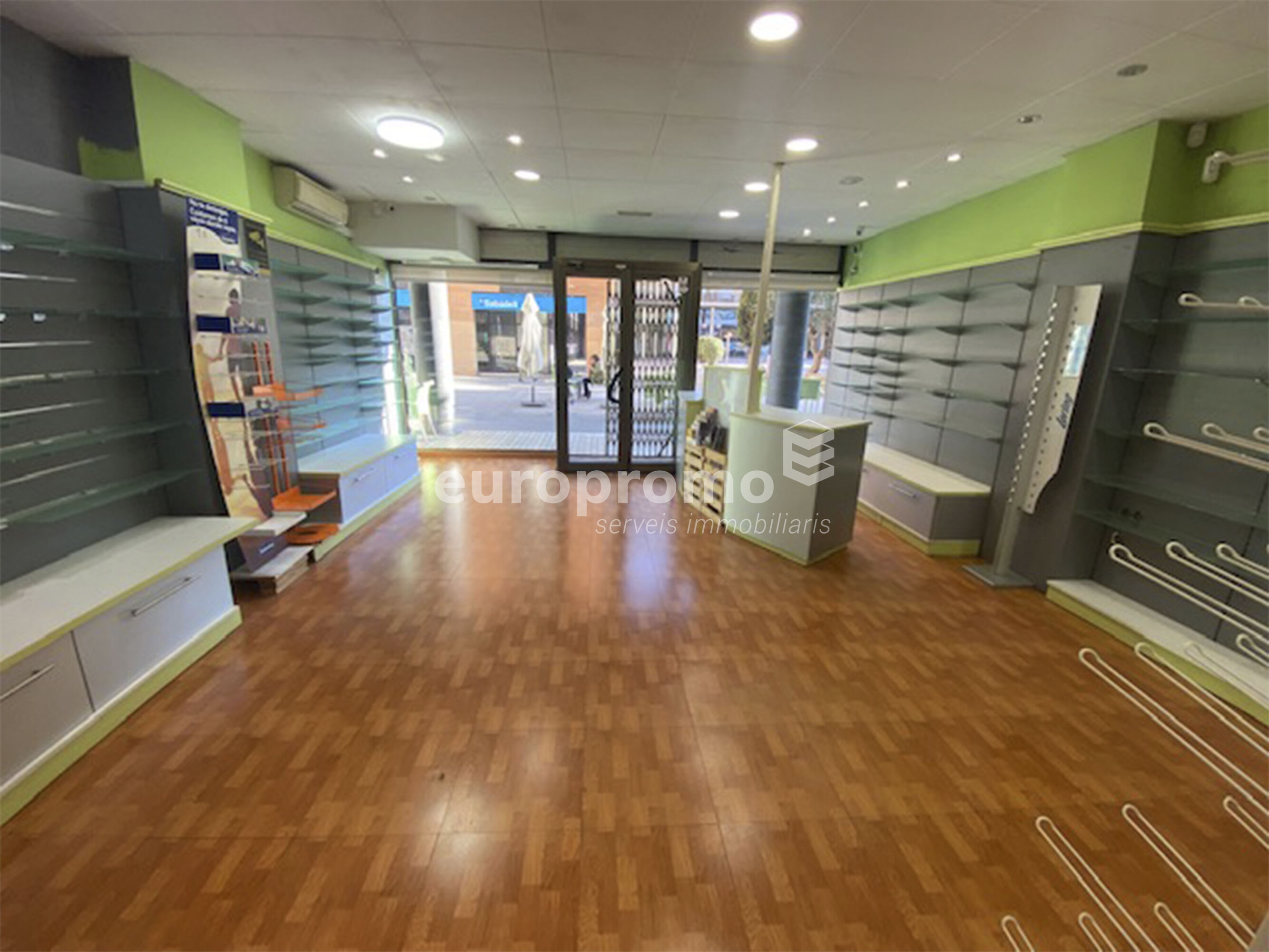 Local comercial de 60m2 situat en el  centre de Girona plaça Josep pla!